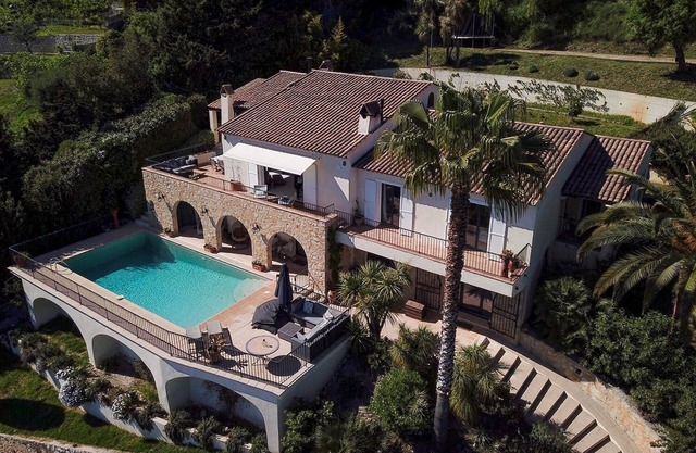 JdV Holidays Villa Chèvrefeuille, newly-renovated, superb views to the sea