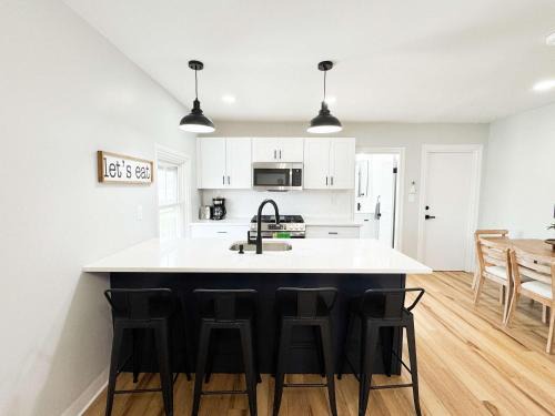 Jennifer's Elegant & Cozy Broadway Retreat