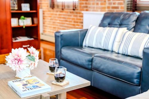 Jennifer's Riverfront Foundry Apartment Downtown