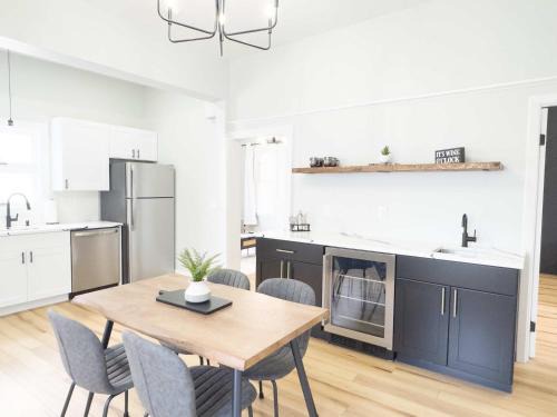 Jennifer's Stylish & Modern Broadway Getaway