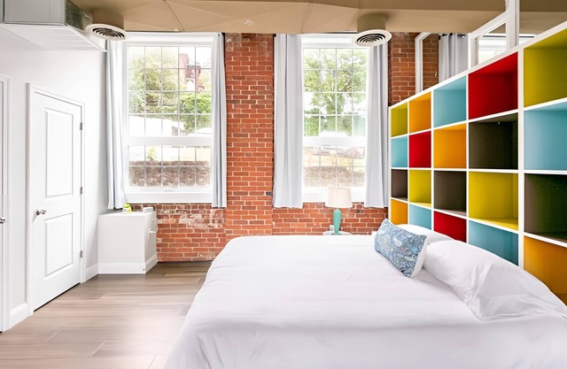 Jennifer's Vibrant Historic Brick Loft Private Apartment