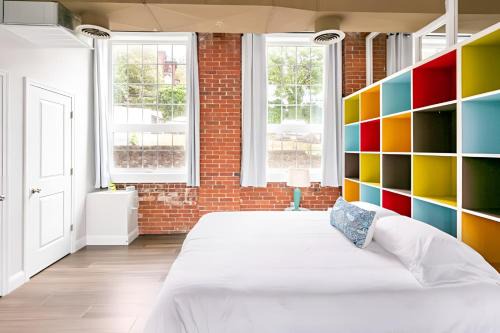 Jennifer's Vibrant Historic Brick Loft Private Apartment