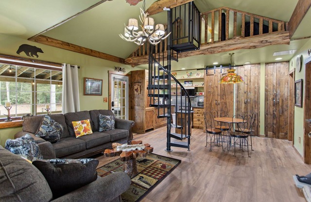 Jim Thorpe Rustic Cabin With Hot Tub, EV Charger, BBQ Grill & Outdoor Games!