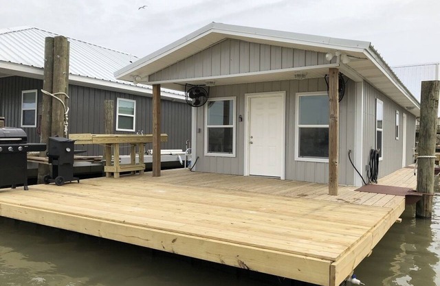 Joat 2 - Spacious Houseboat Sleeps 9-12