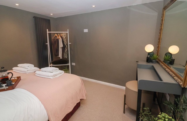 JODHPUR COTTAGE, romantic, with a garden in Ripon