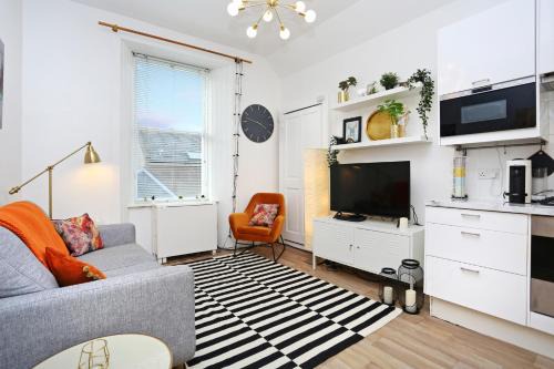 JOIVY Bright and Modern Flat with Desk