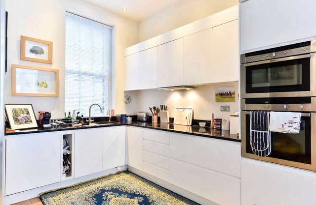 JOIVY Splendid 3 bed with roof terrace in leafy Pimlico
