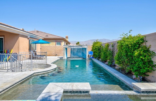 Joshua Tree Escape: Pool Spa BBQ & Sleeps 12!