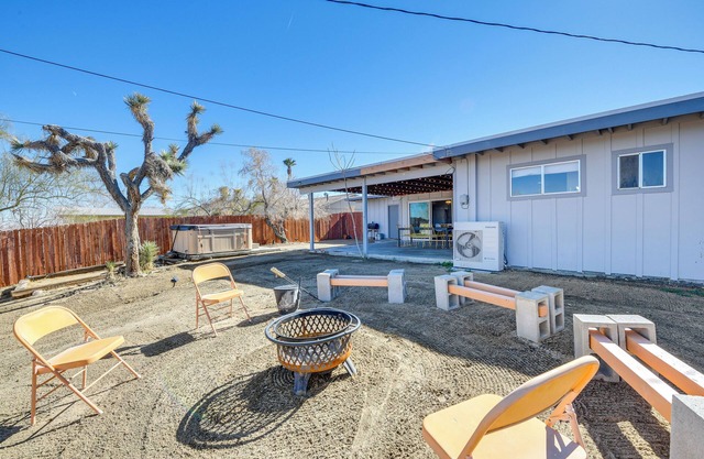 Joshua Tree Vacation Home w/Private Hot Tub!