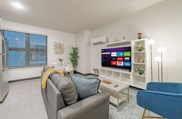 Journal Commons 312 · Elegant 1BR Apt | Fast WI-FI | Near Lake Michigan