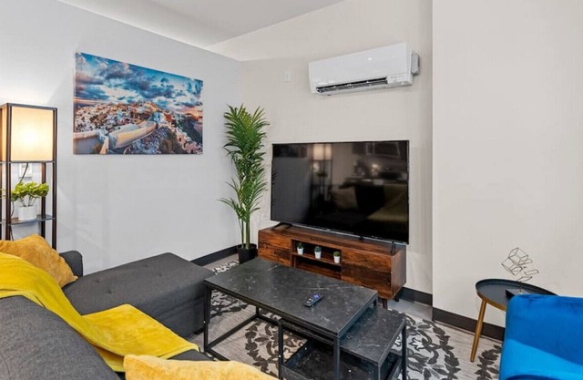 Journal Commons 331 · Designer Luxe 1BR in Historic West Town/Fast WI-FI