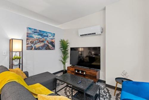 Journal Commons 331 Designer Luxe 1BR in Historic West Town Fast WI-FI