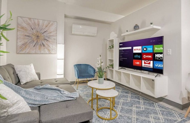 Journal Commons 425 · Glamorous 1BR Suite | Fast WI-FI | Fiser Forum