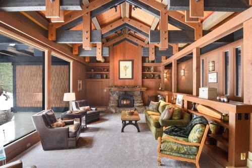 Joy on the River Stunning Waterfront Home for 10