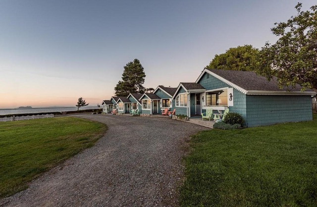 Juan de Fuca Waterfront Hotel & Cottages