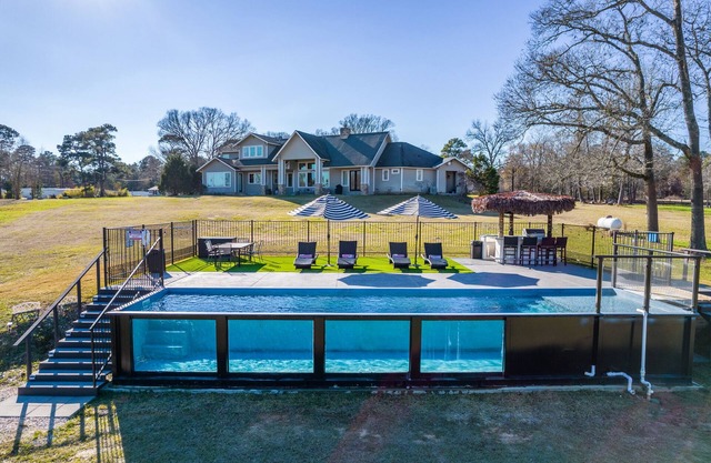 Jubilee Group 2 min to Lake Conroe! Heated Pool, Stocked Ponds, Cute Pygmy Goats