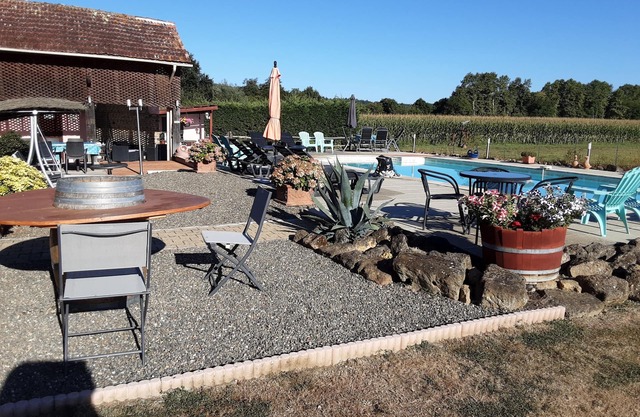 JULIET - Beautifully Restored Barn With A Large Pool And Mountain Views