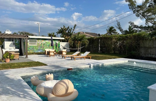 Jungle Cottage with luxury pool, hot tub and more!