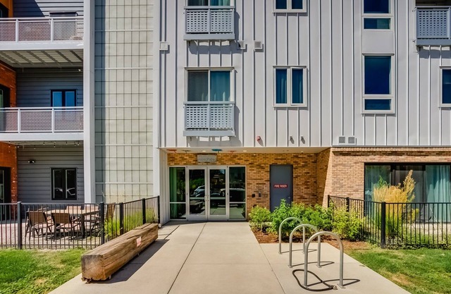 Jungle House: 2 Bed Condo w/parking & Patio