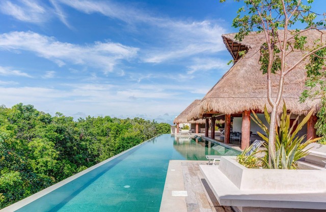 Jungle Retreat: Pool, Balcony & Breathtaking Views