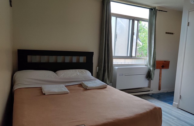 Junior Studio Apartment Near Dundas Station and Eaton Centre