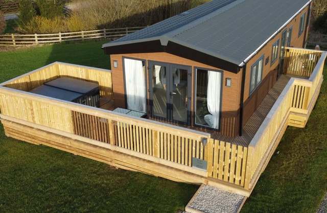JUNIPER LODGE, pet friendly, with hot tub in Whitby