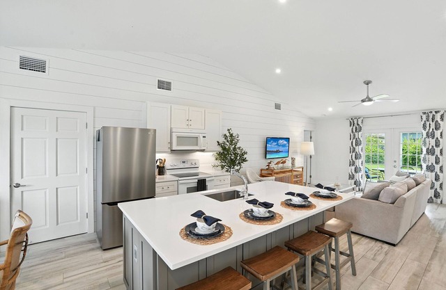 Juniper Presents: Blue Haven – Snowbird Escape 2 Mins to Vanderbilt Naples Beach