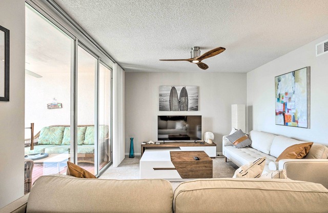 Jupiter Bay Condo w/Pool < Half Mile to Beach!