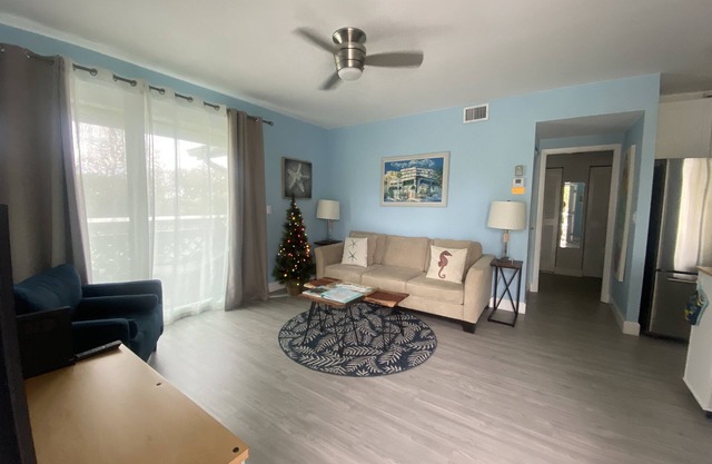 Jupiter Bay couples singles friends getaway
