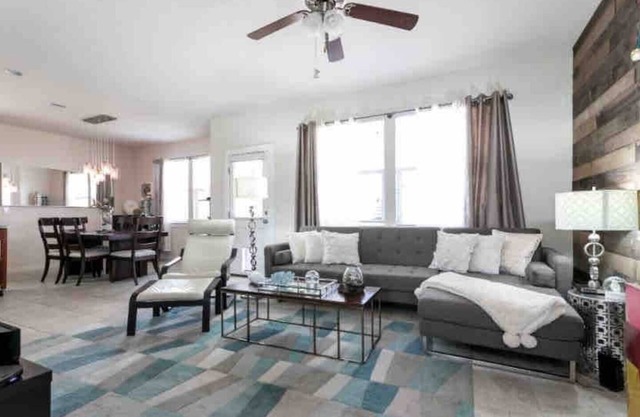 Just 10 minutes south of the airport, COTA and 12min to DT Eastside