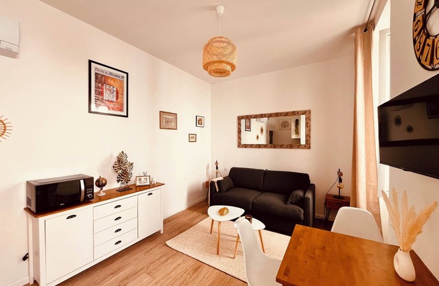 Just 2 minutes from the Arena! Studio with A/C/Wifi