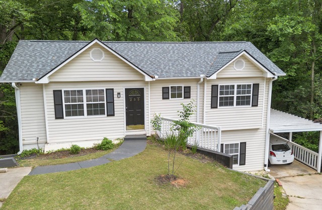 Just 5 minutes from Stadium, walking distance to Beechwood shopping!…