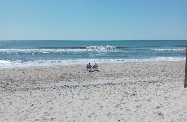 Just a 2 minute walk to the Atlantic Ocean!n
