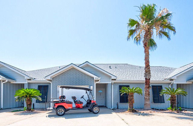 Just a few blocks from the beach with a community pool. Sleeps 8!