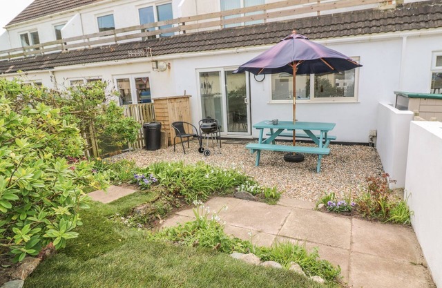 JUST BEACHY, pet friendly, character holiday cottage in Porthtowan