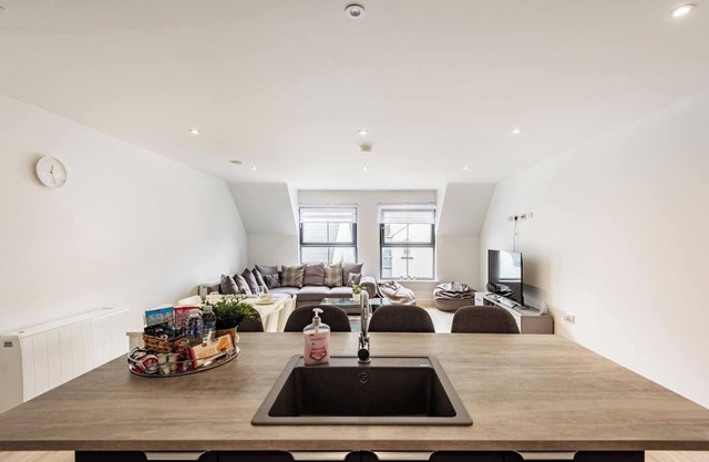 Just 2 mins from both East & West Strand beaches, this 2BR Portrush apartment is perfect for families! Sleeps 5, walk to shops & cafes, sea-view rooftop terrace, smart lock check-in, and fully stocked for comfort. North Coast fun starts here!