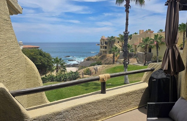 Just Remodeled 1-bedroom condo in beautiful Cabo San Lucas. OCEAN-Front!