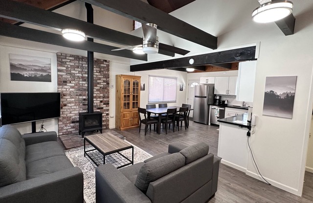 Just Remodeled Mountain View Chalet Near Heavenly and Lake