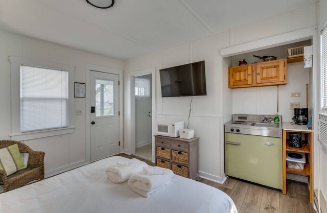 K's Motel with Stunning St. Lawrence River Views - Room 2