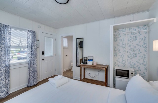 K's Motel with Stunning St. Lawrence River Views - Room 6