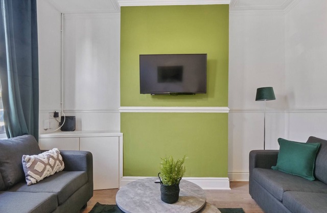 K Suites - Spacious 3 bed House w/ FREE parking