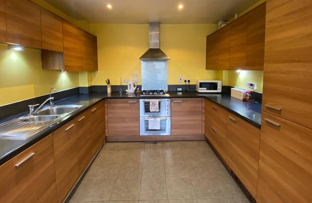 K Suites - Spacious 4 BR House near City Centre
