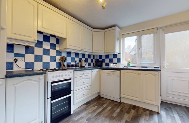 K Suites - Unique 5 bed Contractor House w/free Wi-Fi