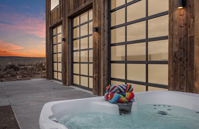 KABINO: Trailer Parking, Huge Garage Doors w/hot tub Wifi