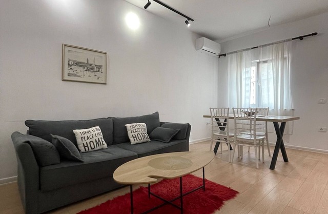 Kadare · City-Center Apartment with Balcony