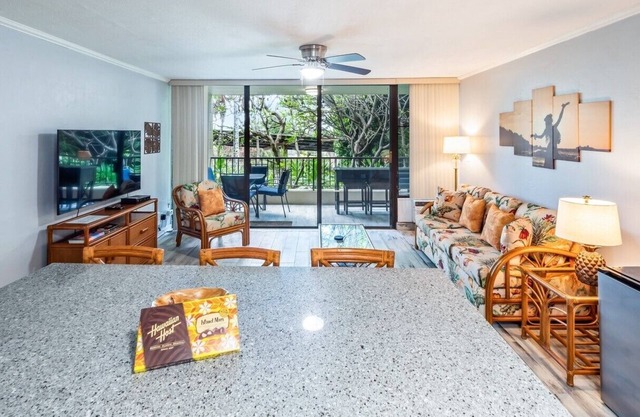 Kalanikai 118 – Tropical Oasis Condo in Amazing Location! Walk to Everything