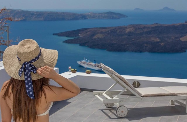 Karpimo Horizon - with Caldera and volcano view, sunset view and private Jacuzzi