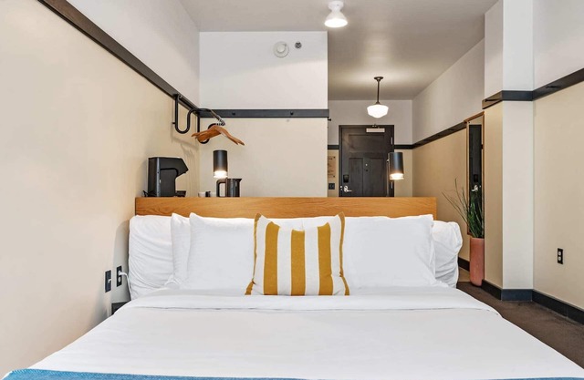 Kasa | Plenty of Nearby Local Shopping, Cozy Studio | The Maverick