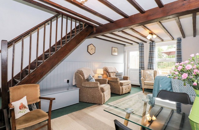 KATHY'S COTTAGE, pet friendly, with a garden in King's Lynn