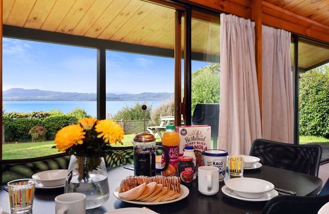 KAWAHA POINT LOOKOUT - ROTORUA HOLIDAY HOME, with a garden in Rotorua
